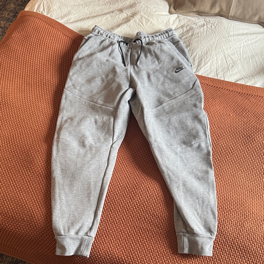 Nike Men’s Tech Fleece Joggers Gray (Medium)